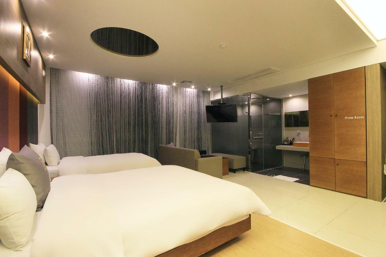 H Drive Hotel Iksan Exteriör bild